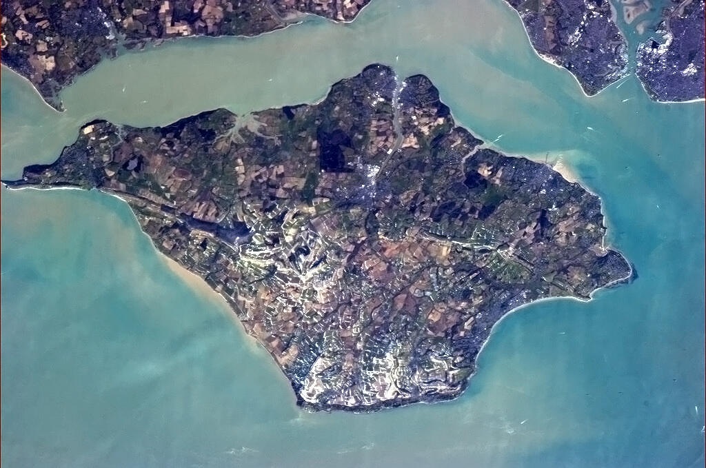 https://upload.wikimedia.org/wikipedia/commons/7/7d/IsleOfWightFromTheISS.jpg